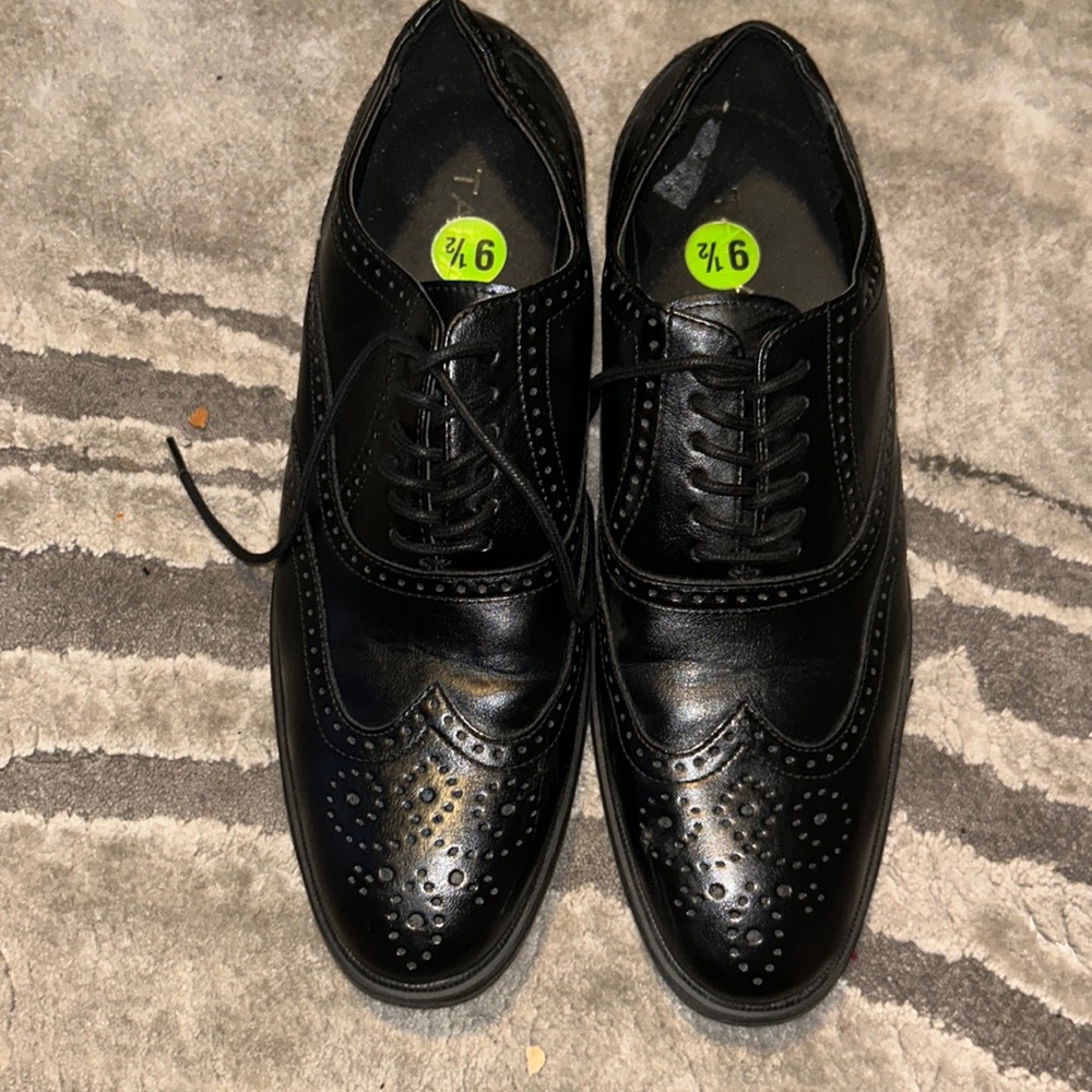Only been worn one time in good condition men’s 9 1/2 dress shoes